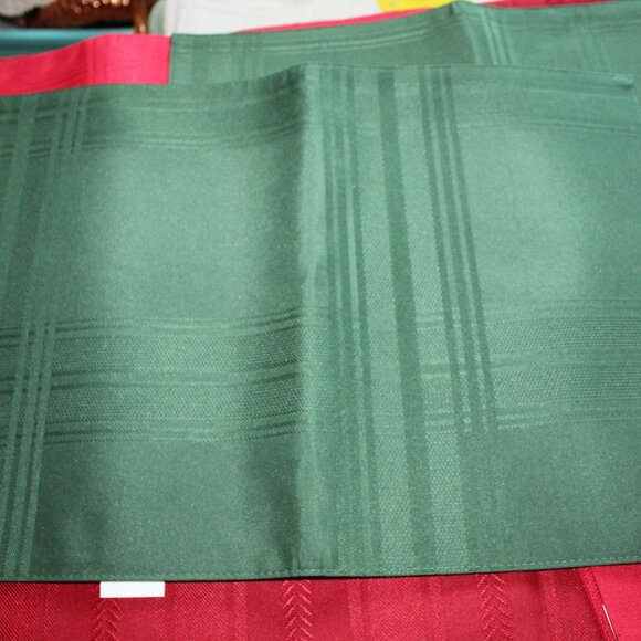 Holiday Table Linen Set Red Laura Tablecloth With 2 Red 2 Green Place Mats - Picture 11 of 13